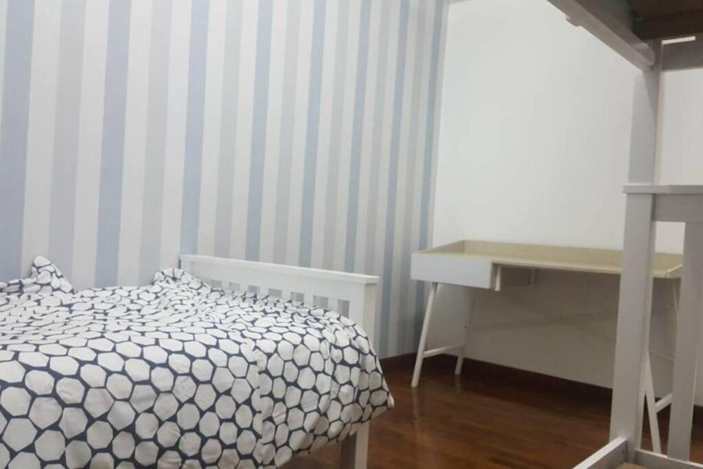 3Rooms 10Pax Mc 5 Star Hotel Sofa&Bed Mrt Mcd Axiata Seri Kembangan Zewnętrze zdjęcie